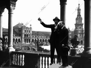 Alfonso Xiii con el arquitecto Aníbal González en Sevilla, visita A la...