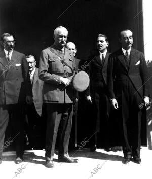 Su alteza Real, el infante D. Carlos al salir de inaugurar los Talleres y...