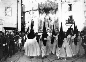 En la pared, un anuncio de Jabón Lagarto convive con los afiches de los...