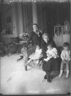 Doña Esperanza con sus nietos y su hija María del Pilar, en una imagen sin...