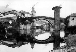 Valmaseda (Vizcaya), 1930. Puente sobre el río Cadagua. Al fondo, la Iglesia