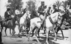Caballistas Paseando por el Ferial - fecha Aprox