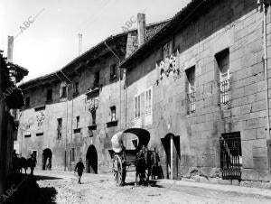 Calle del pueblo Aguilar del Campóo con sus Preciosas Casas-Palacios Carros...