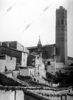 Vista de la torre Mudejar del pueblo Tauste (Zaragoza)