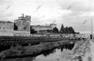 El castillo de Castro desde el río Con (Pontevedra)