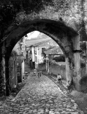 Arco en una de las Calles del pueblo de san Vicente de la Barquera (Cantabria)