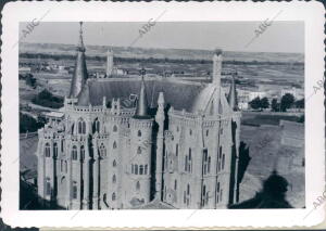 Vista Aérea del palacio de Gaudí, Dedicado al museo de los Caminos de España