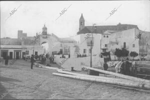 Una vista del muelle y Faro de Rota, Cádiz