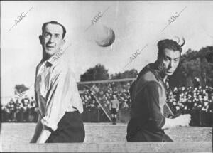 El jugador Antonio Lavín y un jugador del Arenas de Guecho