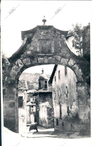 Una de las Antiguas Puertas de Gatzaga (Salinas de Leniz) con la torre de la...