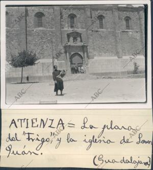 La plaza Del "Trigo" y la iglesia de san Juan en Atienza