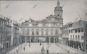 Plaza de la Constitución. Al Fondo, la catedral