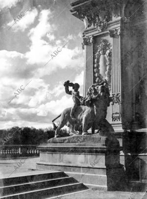 Detalle del monumento de Alfonso Xii A la luz de la Luna