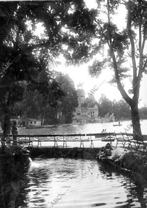 El parque Tiene su mar Minúsculo, y sus Lagos, y sus Arroyos