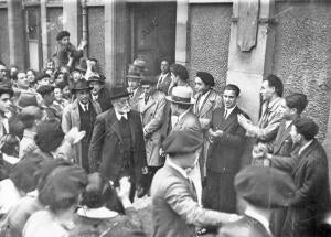Unamuno saliendo de un portal de la calle nueva de Bilbao (Casino Republicano)