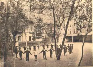 Alumnos del colegio Nuestra Señora del Pilar juegan al corro en el antiguo patio...