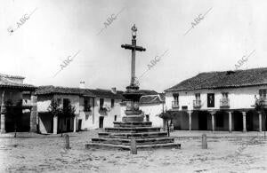 Plaza con cruz del pueblo Escalona de Alberche (Toledo)