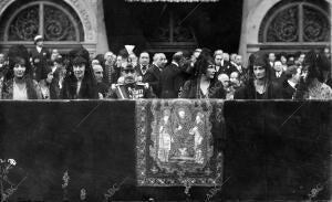 Los Reyes Presenciando el desfile de las Cofradías el jueves santo