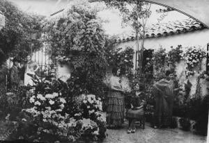 Patio de la Calle Gutiérrez de los Rios nº 60 galardonado con el Primer Premio,...