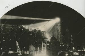La ciudad de Chicago completamente iluminada por el reflector Lindbergh,...