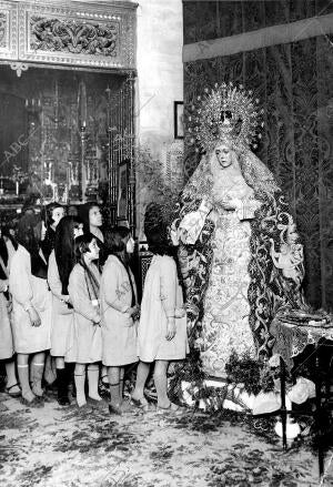 Un grupo de Niñas durante el besamanos A la Virgen de la Esperanza de la...