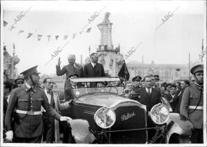 El presidente Saludando al pueblo al llegar A san Sebastian