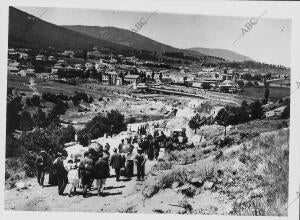 Caminantes yendo hacia el pueblo