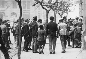 Los Estudiantes Divididos en dos Bandos Llegan A las Manos Teniendo que acudir...