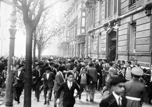 Los Escolares Huyen ante una carga de los Guardias en la gran vía