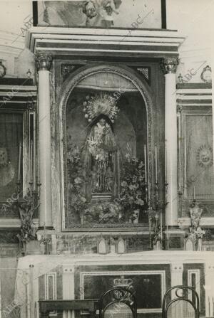 Imagen de la Virgen de los Desamparados colocada en el Altar Mayor, cuya corona...