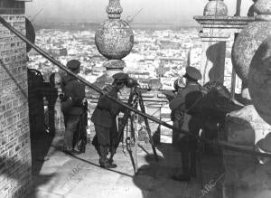 Los soldados de ingenieros observan desde lo alto de la Giralda las azoteas de...