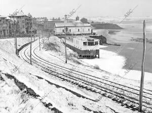 Frío intensísimo y gran nevada, que llegó a cuajar hasta en la misma playa, cosa...