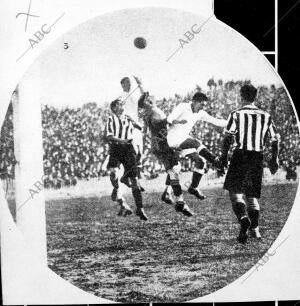 Un momento del partido de futbol entre el Athletic de Bilbao y el real Madrid