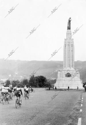 Desaparecido el jardín que Rodeaba su Base, el monumento Sigue Así, como una...