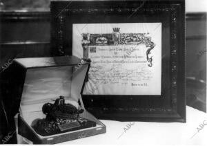 Maqueta de plata regalo del regimiento de Carros de asalto al ayuntamiento de...