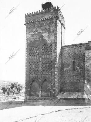 El magnífico alminar de la Antigua fortaleza almohade que Sirve de torre de...