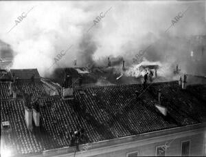 En la imagen, los bomberos trabajan denodadamente para extinguir el incendio