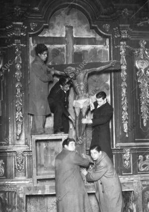 Los Jóvenes Católicos que Retiraron el retablo de su altar la Veneradísima...