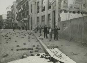 La inevitable batalla nocturna se inició al final de la Rambla deSanta Mónica,...