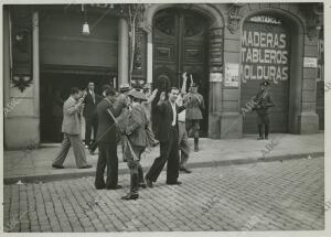 Cacheo de transeuntes en las calles de la ciudad