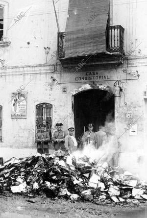 en Alcudia de Carlet, los Revoltosos Asaltaron el ayuntamiento Prendiendo fuego...