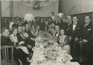 Concurrentes a la cena y baile celebrado en el local social del "Aeroclub de...