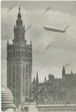 En la imagen volando cerca de la Giralda