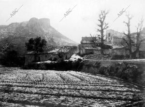 Vista del pueblo nevado Fuentes de Rubielos (Teruel)