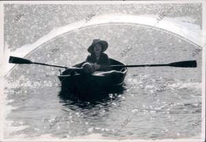 Mujeres en una Barca sobre la laguna de la Yeguas, cerca de los 3000 Metros...