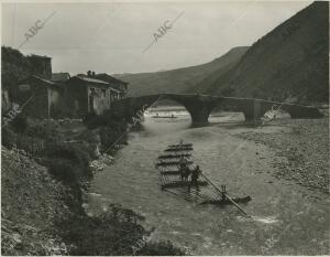 Pirineo navarro, 1935. Valle del Roncal. Almadías por el río Esca