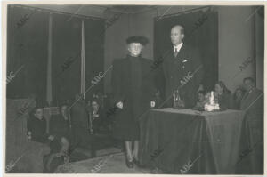 La escritora María de Maeztu, después de la conferencia dada en el Círculo...