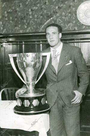 El delantero y capitán bético Unamuno posa con el trofeo de campeón de la Liga...