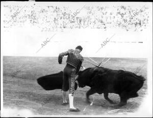 Manolete en un momento de la corrida del 1 de mayo de 1935