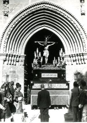 Paso del Santisimo cristo de la buena muerte de la Cofradia de la hiniesta al...